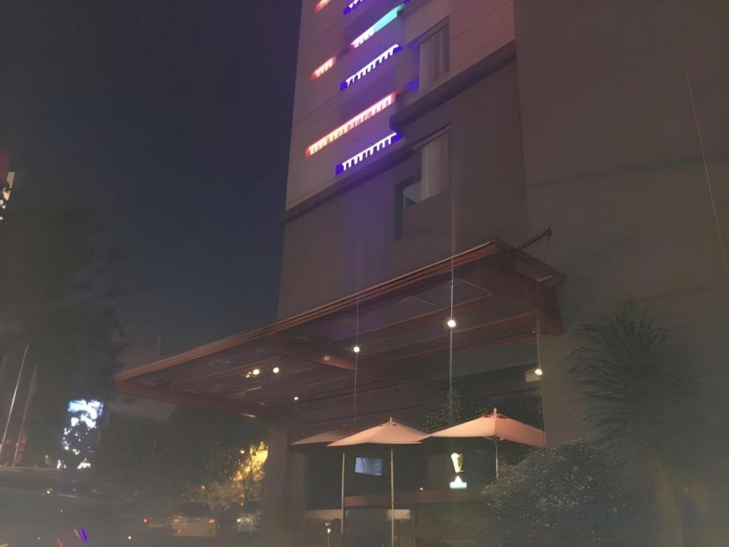 G Suites Hotel By Amithya Surabaya Exteriör bild