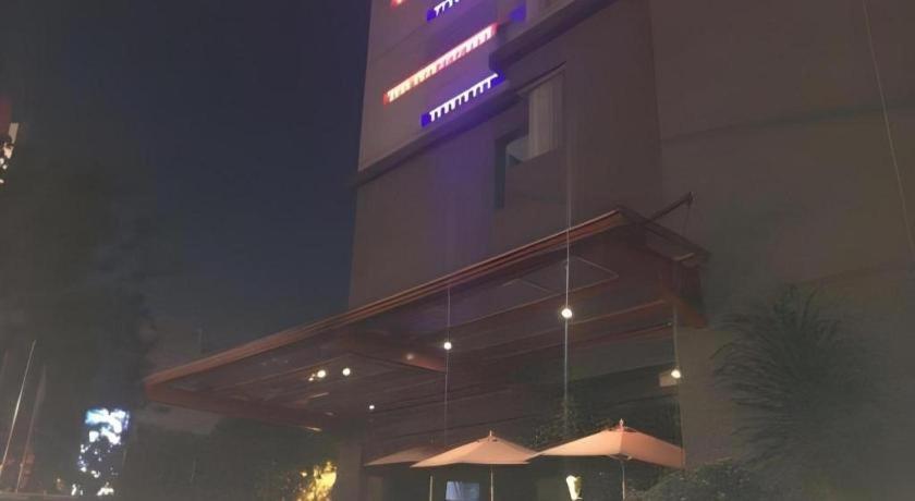G Suites Hotel By Amithya Surabaya Exteriör bild